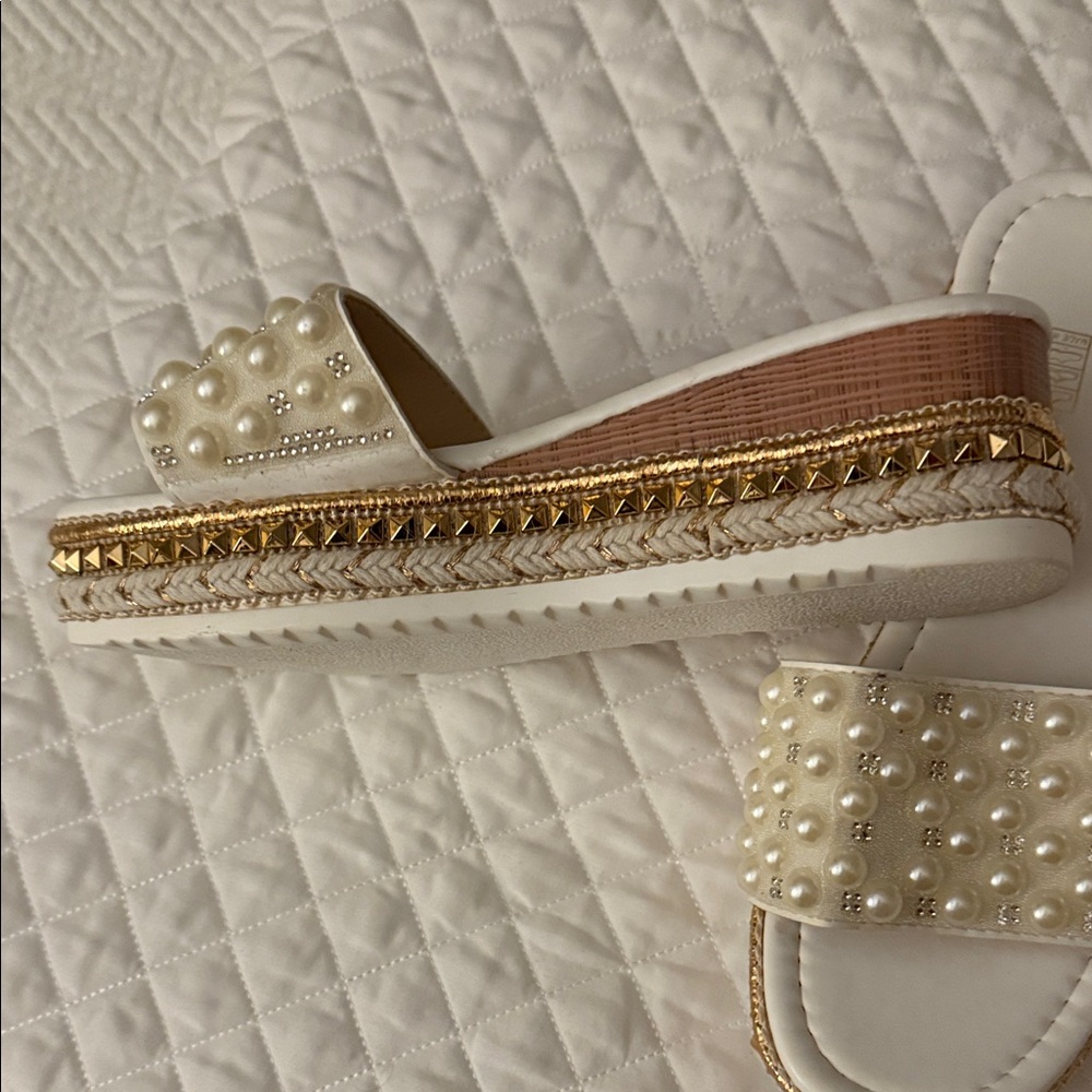 Elegant Pearl Embellished White Slide Sandals - Picture 5 of 5